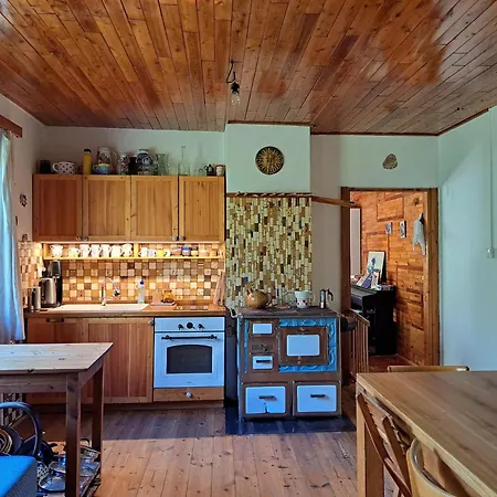 Chaticka Hanicka U Lesa